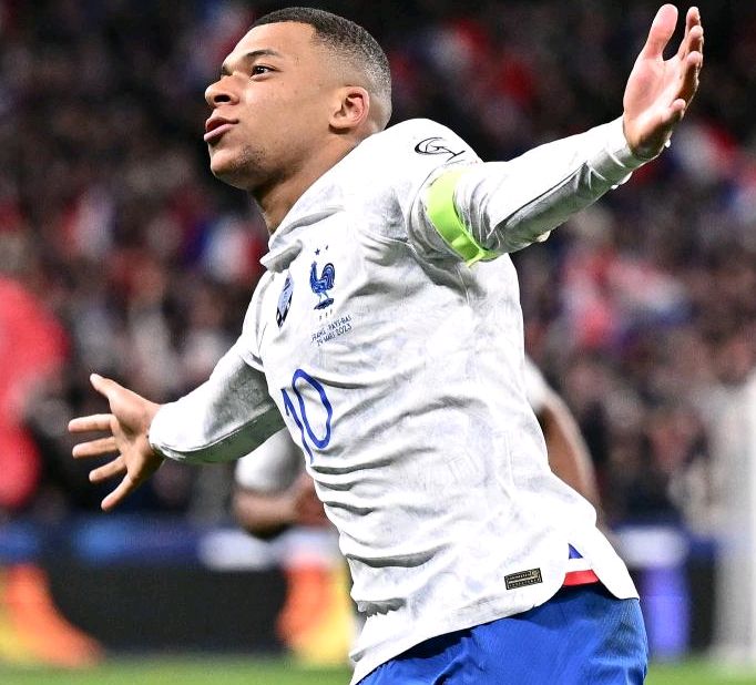 法国队横扫日本队，波尔带队取胜