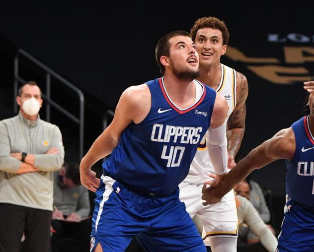 火箭惨败湖人，主教练提前收场离席