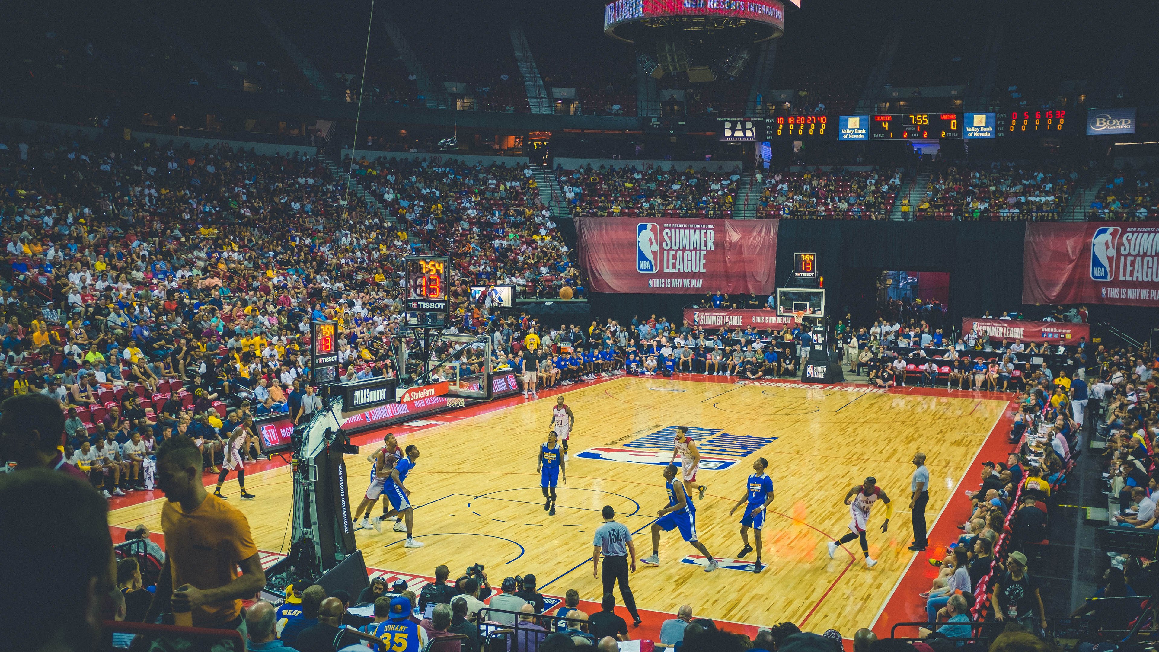 永不沉没的紫金战舰,湖人逆流而上,季后赛焦点战力克卫冕冠军雄鹿